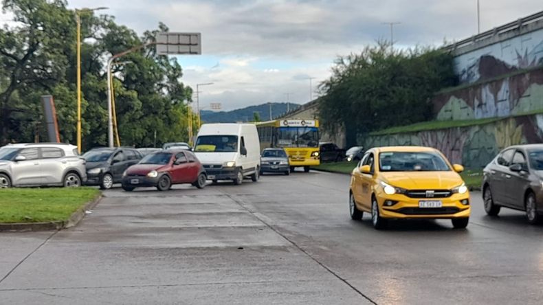 Corte total momentáneo en Av. Savio por acumulación de agua en la ruta