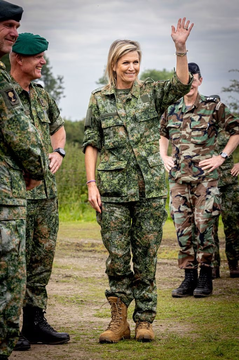 Máxima Zorreguieta “El entrenamiento que Su Majestad está recibiendo incluye todos los componentes militares prácticos y teóricos necesarios para convertirse en reservista, como resistencia física, autodefensa, puntería, lectura de mapas y derecho militar”, indicaron desde el ministerio. 