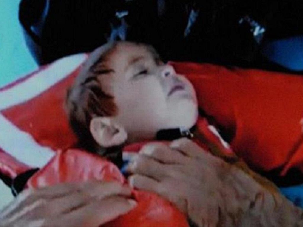 Niño sirio rescatado (captura de video)