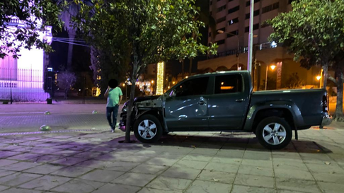 Todo Jujuy | Accidente: Chocó contra un árbol y un banco de la plaza