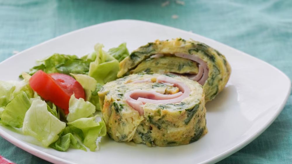 Pastel frío de jamón y queso con huevo y espinacas, una receta fácil y alta en proteína para las cenas de verano.