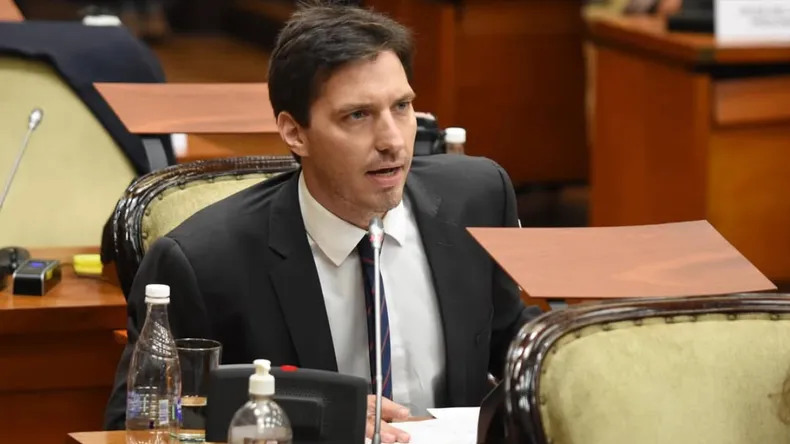 Adriano Morone aseguró que, en sus recorridas, uno de los planteos de los vecinos es la lucha contra el narcotráfico. “Una de las preocupaciones que surgen, sobre todo en los grandes centros urbanos y en muchos barrios, tiene que ver con los puntos de venta de droga”. Adriano Morone aseguró que, en sus recorridas, uno de los planteos de los vecinos es la lucha contra el narcotráfico. “Una de las preocupaciones que surgen, sobre todo en los grandes centros urbanos y en muchos barrios, tiene que ver con los puntos de venta de droga”.