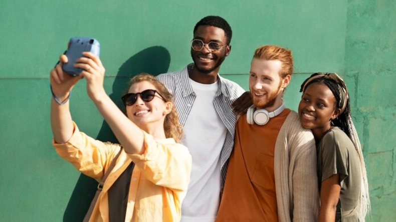 A diferencia de los millennials, los de la generación Z se han desarrollado en plena era digital. Están profundamente activos en las plataformas sociales y tienen ideales muy específicos que los hacen alejarse de las marcas tradicionales.