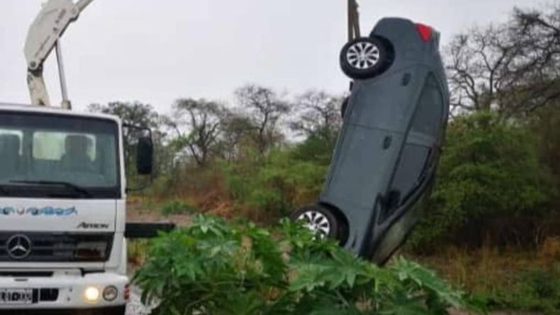 Un auto perdió el control y terminó en una alcantarilla en Ruta 34