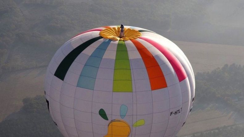 Remi Ouvrard rompe el récord mundial por estar parado sobre un globo aerostático&nbsp;