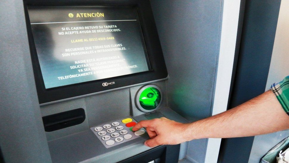 Extracción de dinero en cajero automático // Foto de archivo