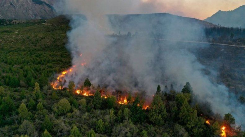 El Bolsón pide ayuda por un feroz incendio que se descontroló