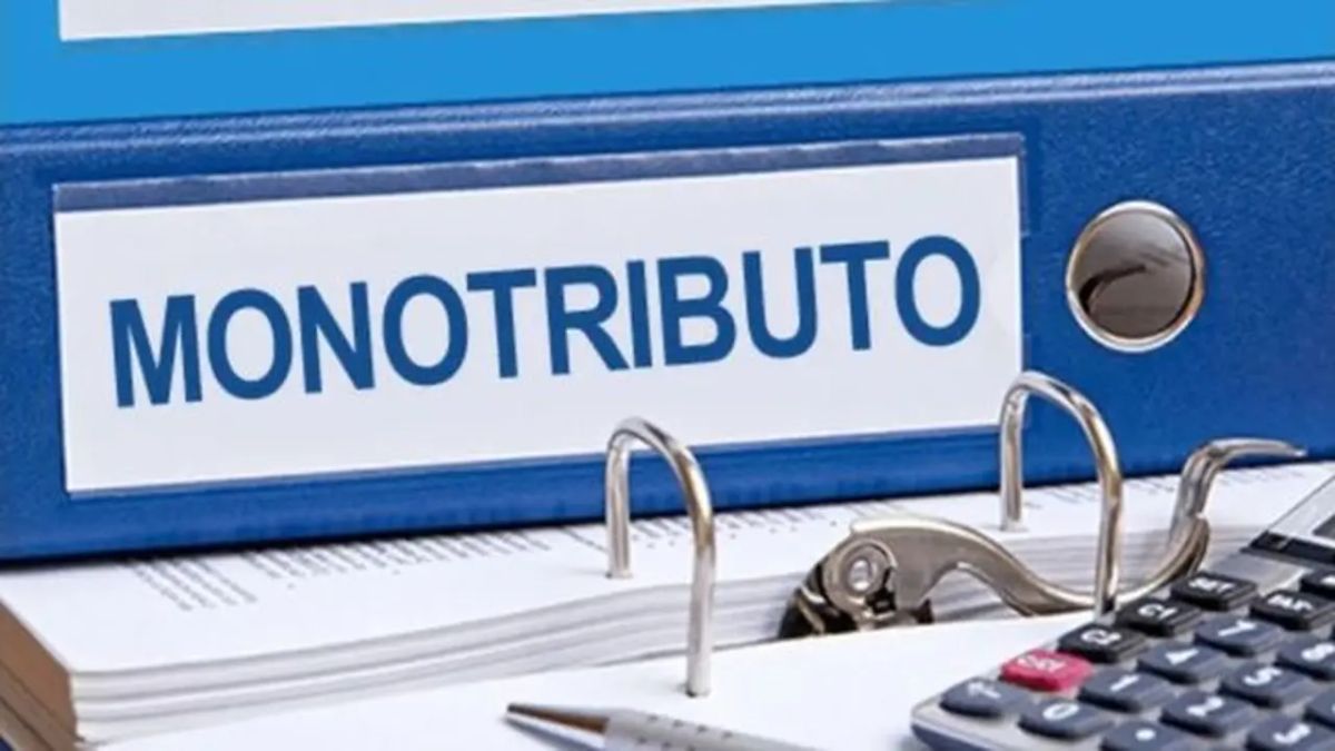 El Gobierno analiza eliminar el monotributo y bajar el piso de Ganancias.
