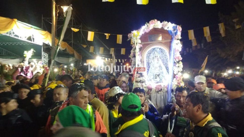 Convocante y emotiva fue la llegada de la Mamita del Cerro al pueblo de Tumbaya
