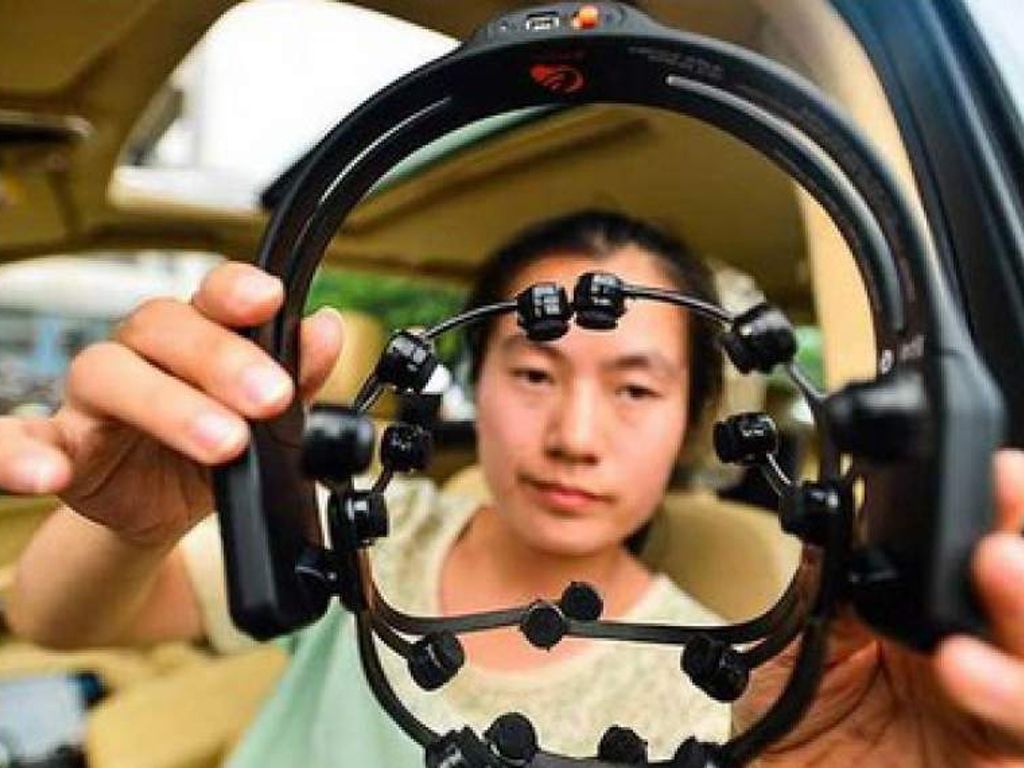 "Headset” con 16 sensores