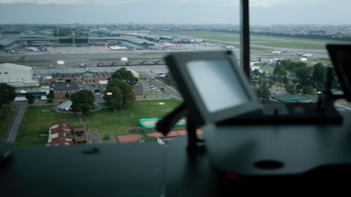 Los controladores aéreos suspendieron el paro previsto para este jueves.