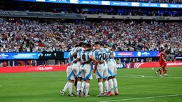 La Selección festeja el gol de Julián Álvarez en el primer tiempo.