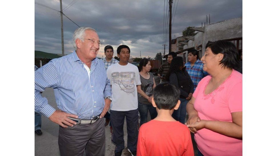 El Gobernador junto a los vecinos