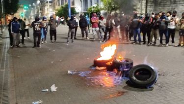 Manifestación frente a Casa de Gobierno: familiares de policías reclaman un aumento del 50%