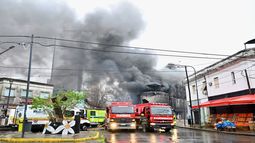 Impactante incendio de un depósito de electrodomésticos en La Plata.