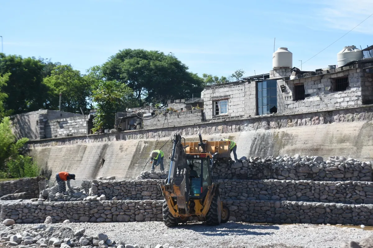 refuerzan las defensas del rio grande para prevenir el impacto de futuras crecidas