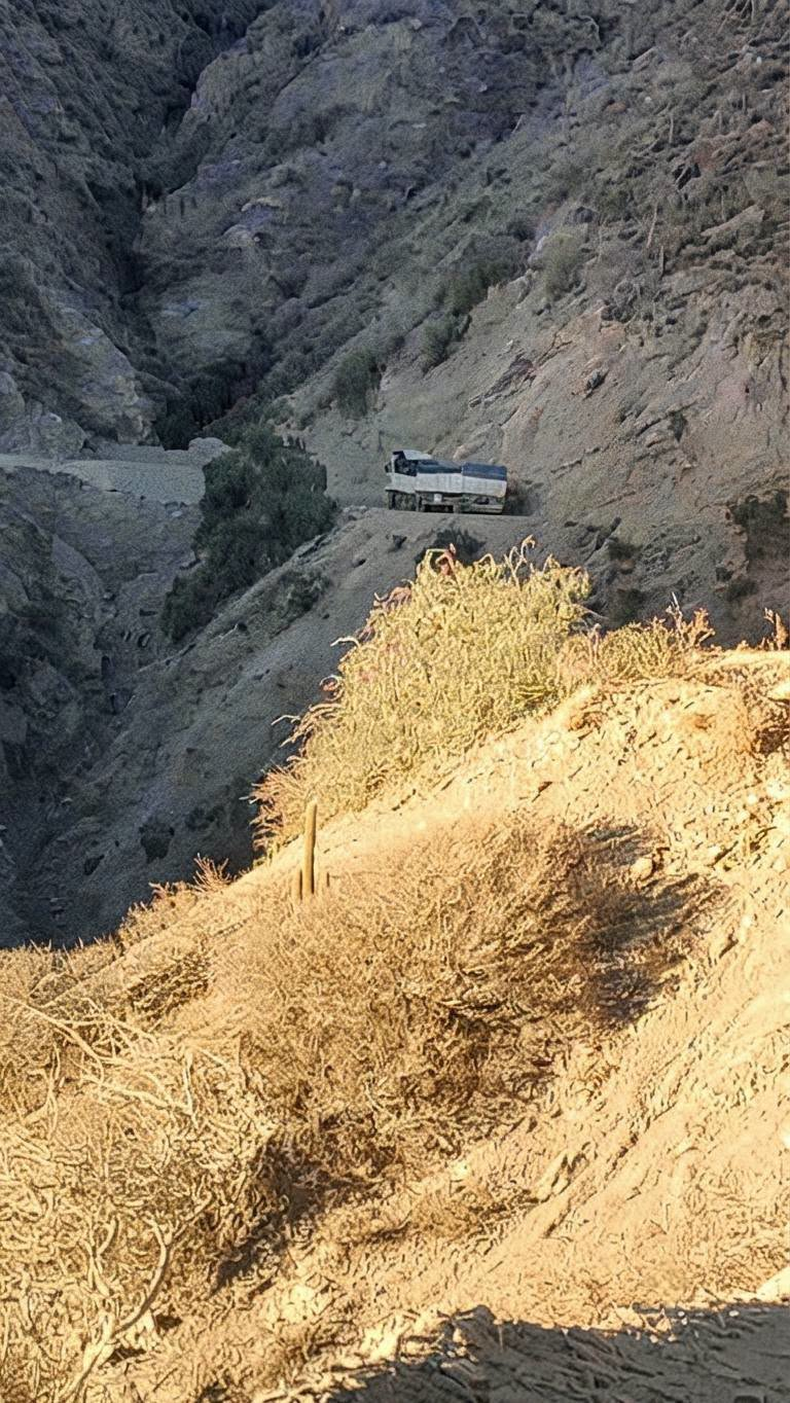 Ruta Villazón–Tarija: un camión con abono cayó a una quebrada en Yunchará