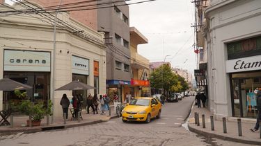Comercios atenderan en horario especial este viernes por el partido de Argentina.