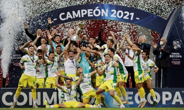 El Halcón levantó la copa.
