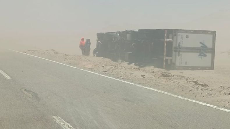 Tormenta de arena: volcó un camión en la Ruta Nacional 52