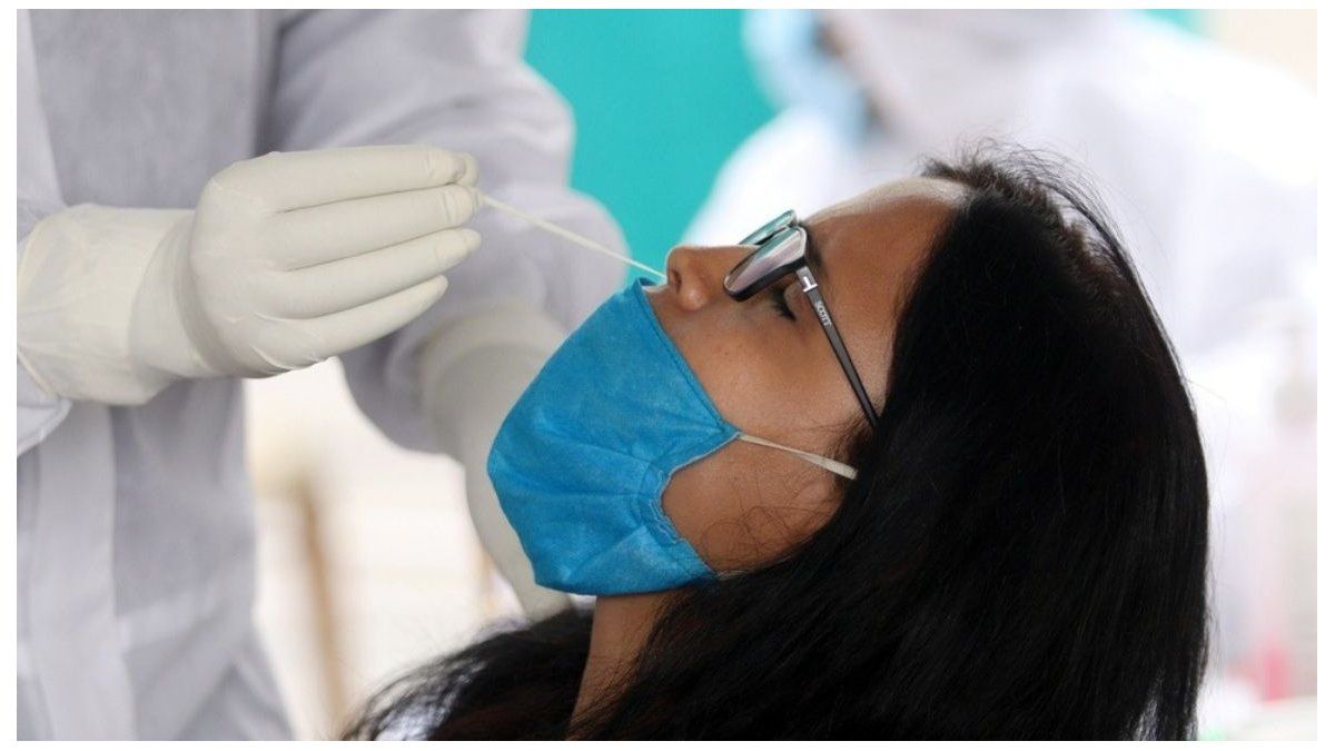 Hisopado para detectar covid-19.&nbsp;/Archivo