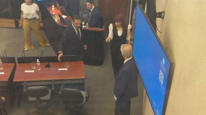 Cristina Kirchner ya se encuentra en los tribunales de Comodoro Py Cristina Kirchner ya se encuentra en los tribunales de Comodoro Py
