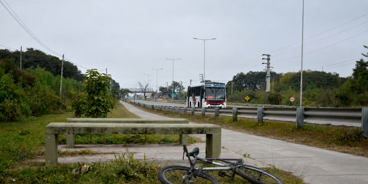 El joven volvía de trabajar en bicicleta cuando sufrió un grave incidente en la ciclovía de la ruta provincial 1. (Imagen ilustrativa con IA) El joven volvía de trabajar en bicicleta cuando sufrió un grave incidente en la ciclovía de la ruta provincial 1. (Imagen ilustrativa con IA)