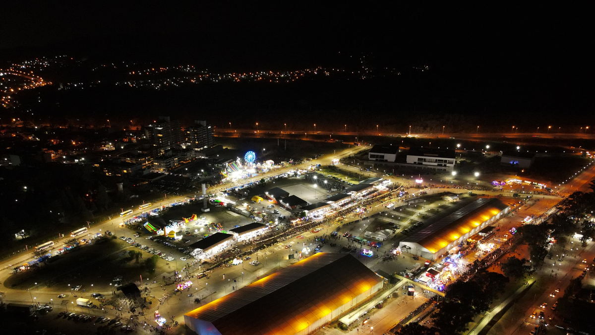 FNE 2024: martes de desfile de carrozas y Congreso de la Juventud FNE 2024: martes de desfile de carrozas y Congreso de la Juventud