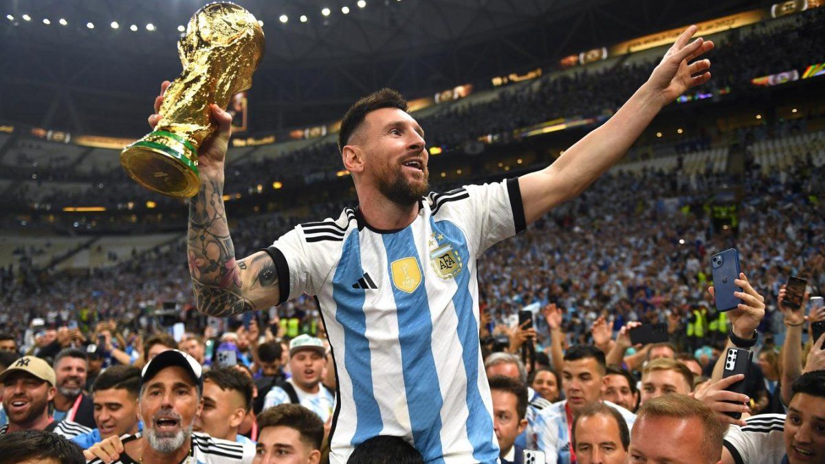 Lionel Messi levantando la copa en el Mundial Qatar 2022.