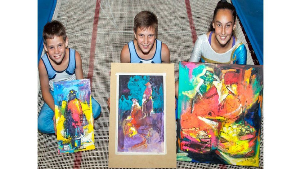 Gimnastas junto a las obras de Cortéz