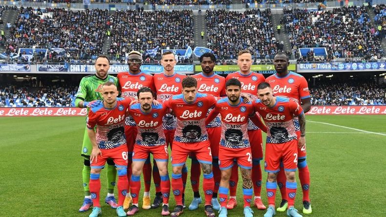 Luego de la muerte de Diego Maradona, el Napoli decidió crear una camiseta en su honor pero ahora no podrá usarla por una decisión judicial.&nbsp;