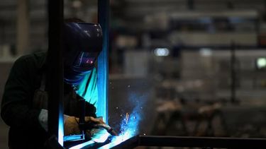 El aguinaldo se paga en dos cuotas, la primera vence el 30 de junio y la segunda en diciembre.