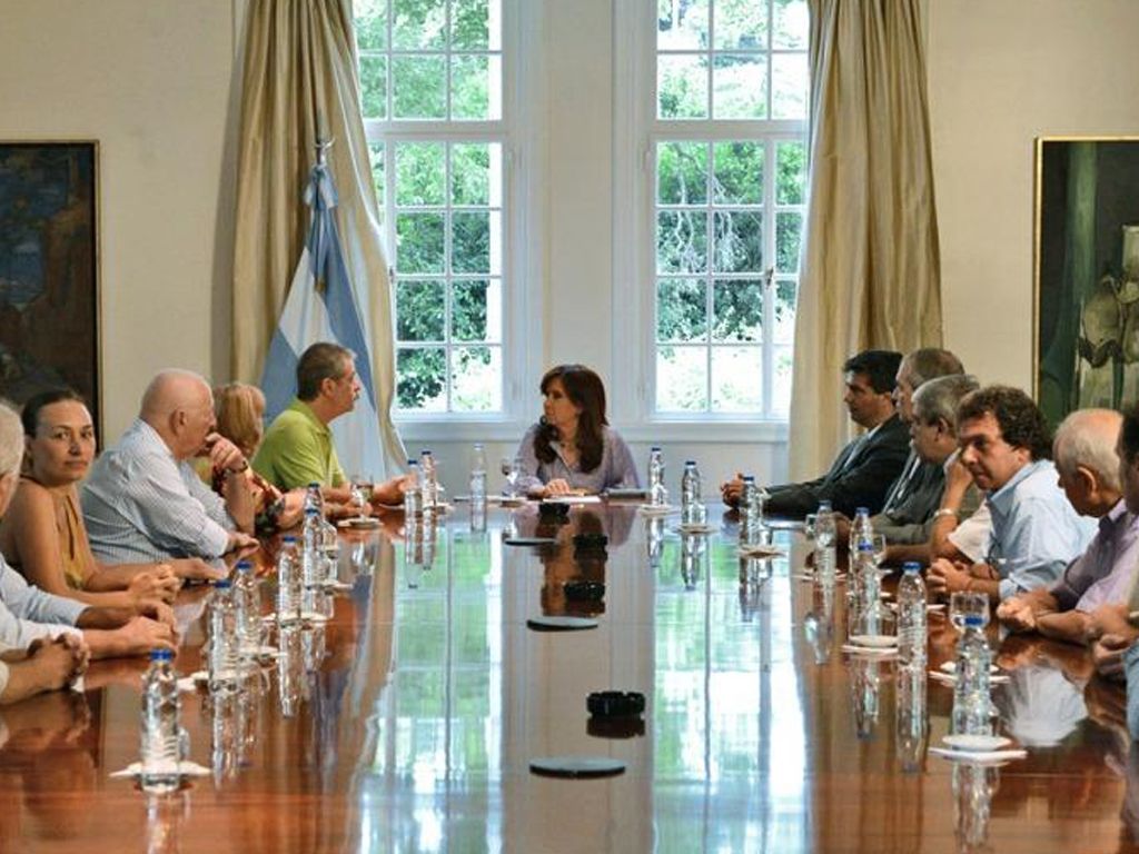 Cristina junto a familiares de la AMIA