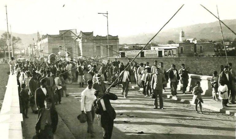 Procesión por el puente Lavalle en la década de 1920 Procesión por el puente Lavalle en la década de 1920