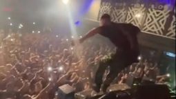L-Gante se lanzó nuevamente hacia el público cual rockero, y fue llevado en andas.