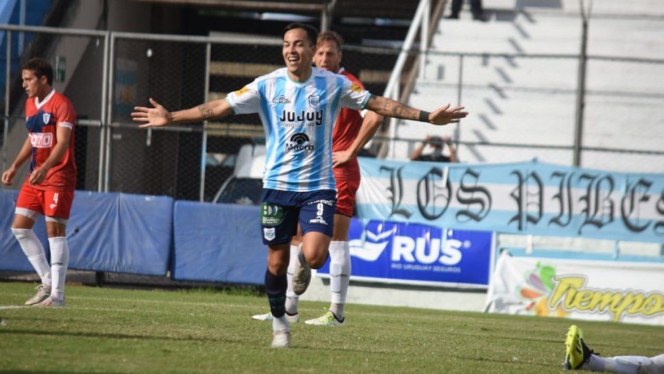 Facundo Suárez hizo un golazo para Gimnasia.