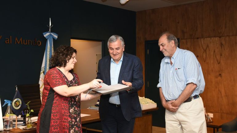 Carla Vizzotti junto a Gerardo Morales y Antonio Buljubasich. 