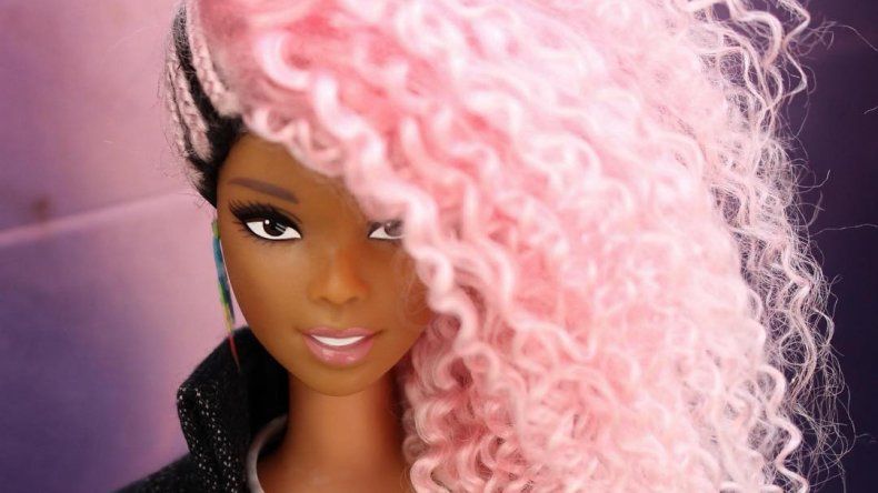 Un artista brasileño se convierte en el mejor estilista de Barbies