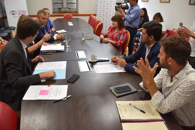 Reuni&oacute;n en la Legislatura.