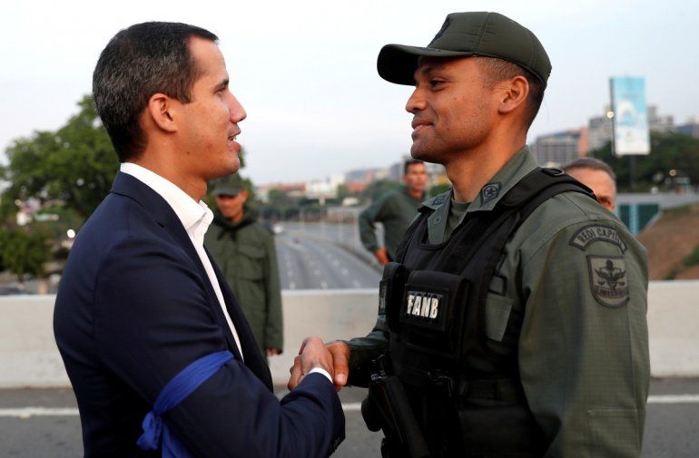 Guaidó con militares
