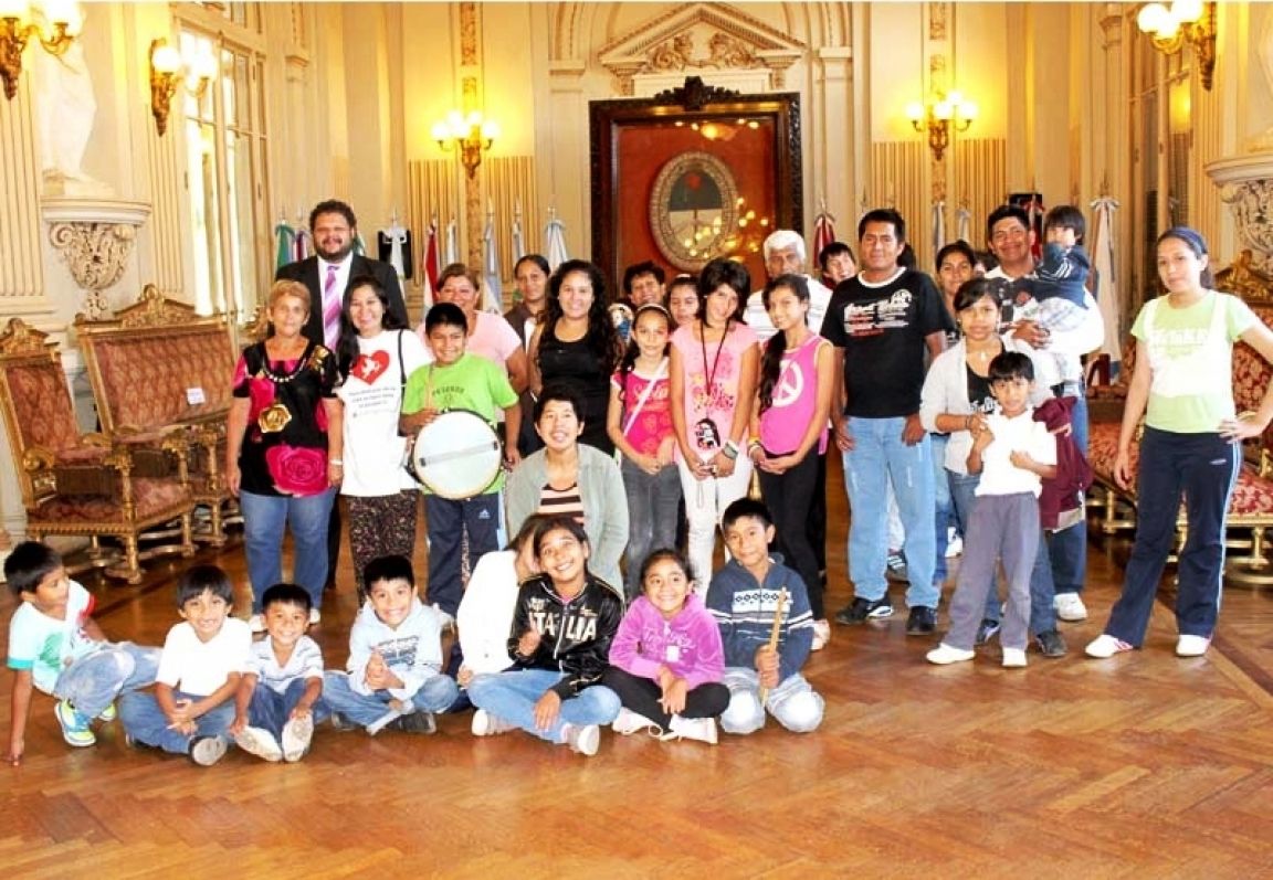 Niños visitan la Bandera