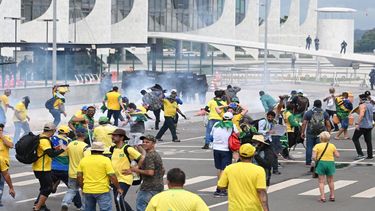 Miles de seguidores de Bolsonaro tomaros sedes del gobierno en Brasilia.