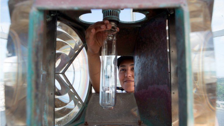 Karina realizando tareas de mantenimiento en el faro - Foto: Armada Argentina