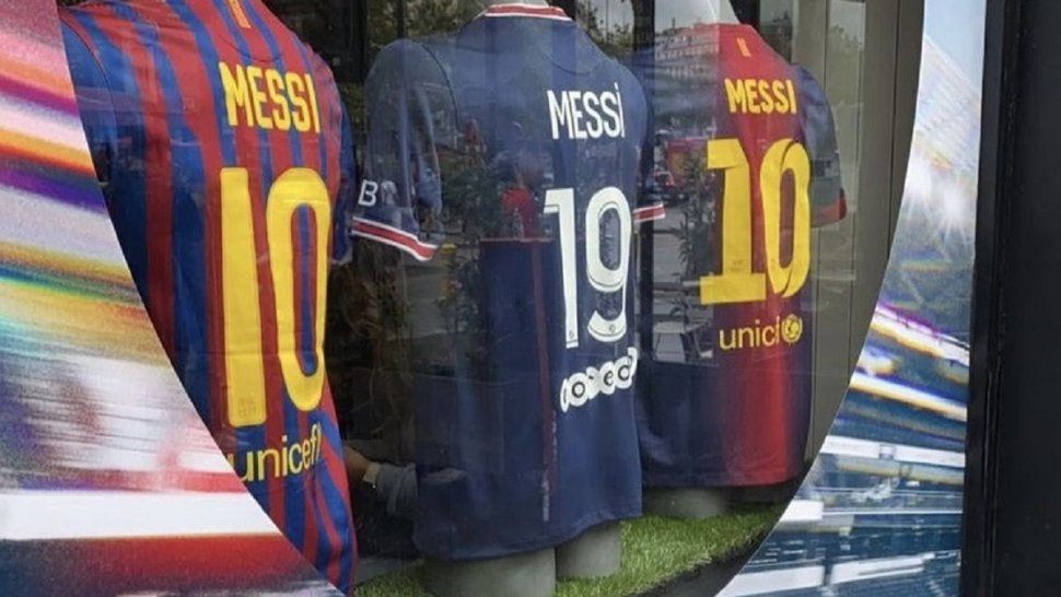 La camiseta de Messi ya se vende en las tiendas de París.