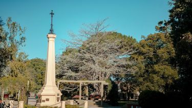 El pueblo de Santa Fe que invita a desconectarse entre paisajes verdes y tradiciones.