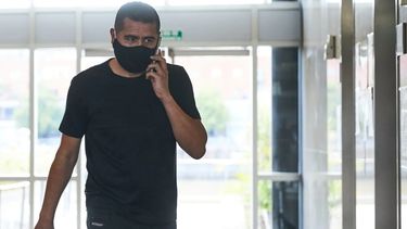 Riquelme dio positivo de Covid-19 y debe permanecer aislado en su casa.