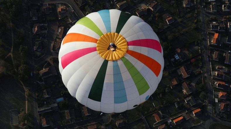 Remi Ouvrard rompe el récord mundial por estar parado sobre un globo aerostático&nbsp;