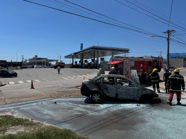 Un auto se incendió en el barrio Sargento Cabral. Un auto se incendió en el barrio Sargento Cabral.