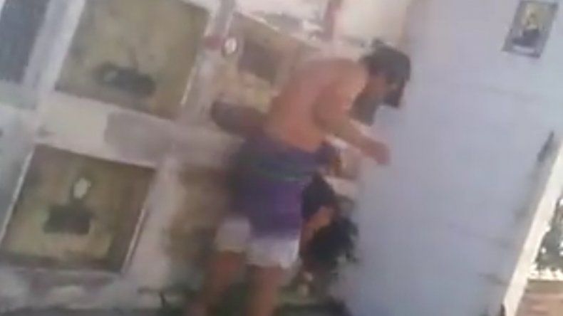 Salta: Una pareja fue sorprendida teniendo sexo en un cementerio