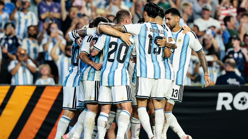 La Selección Argentina goleó a Islandia.